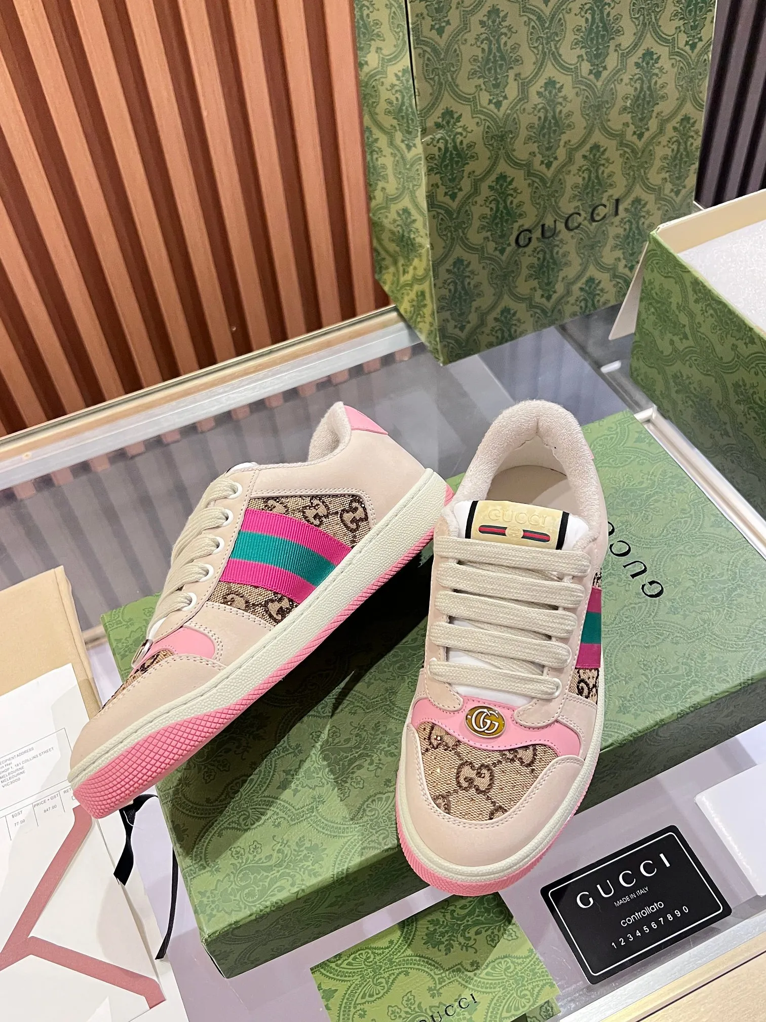 👟👟Ex-factory price 540👟👟 ⚡️Gucci Dirty Shoes Top factory quality, impeccable at the counter, the comfort is incredible. Retro distressed elements, washed retro logo on the tongue, metal double LOGO, 99% recognizable, full of Gucci elements; terry cloth lining, cowhide foot pads and 3mm latex are much more comfortable than real leather shoes. Environmentally friendly TPU wear-resistant outsole, soft and elastic. The inside of the tongue is made of imported elastic bands, which have great tension and won't strangle your feet. I don't develop the shoes without the original version. Only by getting the original version can the shoes be accurate and beat the market version instantly. Every stitch and every stitch is very tight and full. The debugging process is the most painstaking and requires no less than a hundred modifications before it is adjusted to the perfect state so that it can be worn comfortably by all foot types! Size 35-40 women’s model)